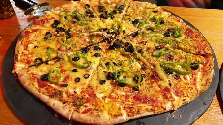 photo of Pizzeria Trozo Pizza Con Falafel, Pimiento Verde, Salsa Curry Y Aceitunas Negras shared by @xuwei84 on  06 Feb 2020 - review