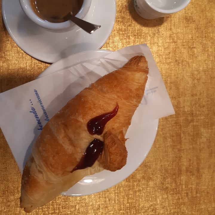 photo of Bar Caffè Duca brioches vegana ai frutti rossi shared by @giulia4la on  30 Jul 2022 - review