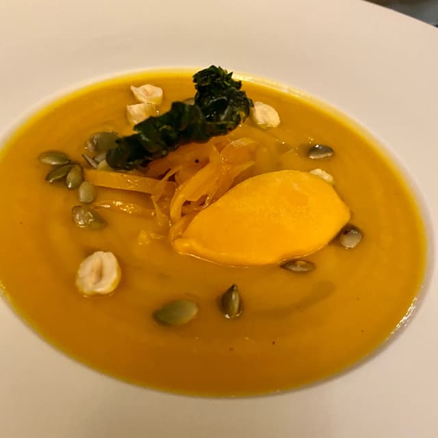 菜肴“Zucca assoluta (vellutata, marinata, sorbetto, semi)”的照片