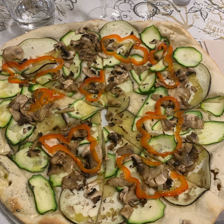 photo of Ristorante Pizzeria La Fiaba Vegetariana Bianca Senza Mozzarella shared by @rob27 on  01 May 2022 - review
