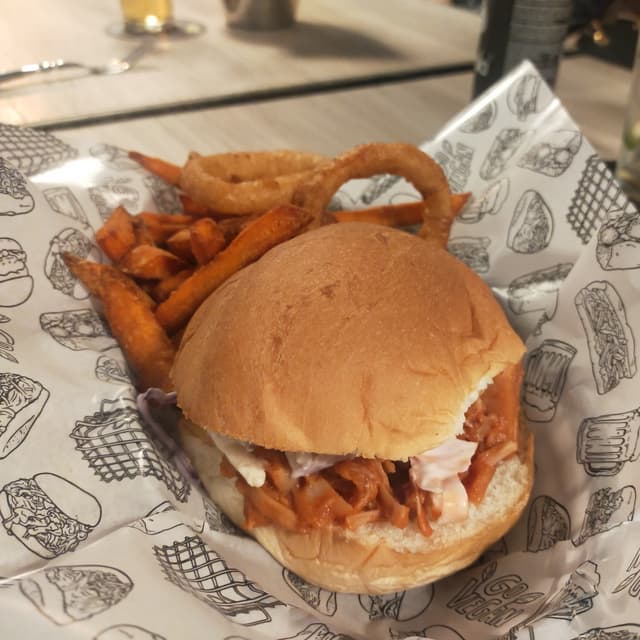Photo of the dish “Sandwich de pulled jackfruit con patatas y aros de cebolla”