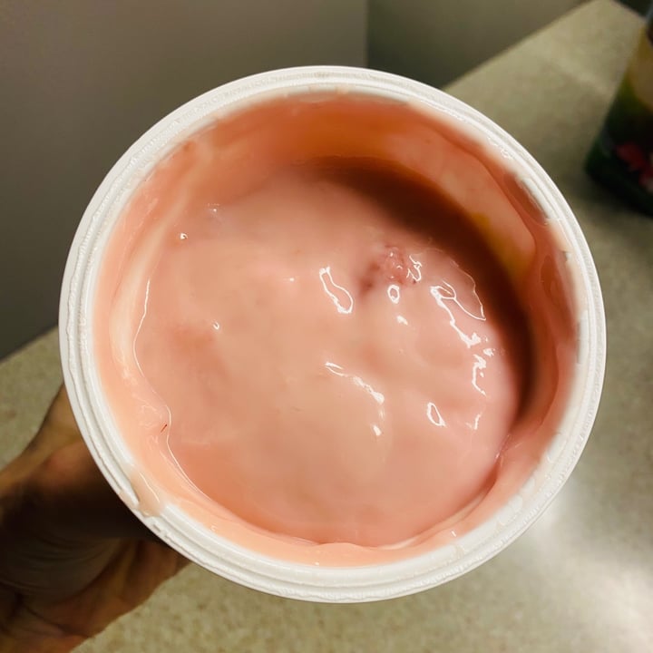 photo of Chobani Oat-Based Strawberry Vanilla Yogurt shared by @beckyyy on  09 Aug 2020 - review