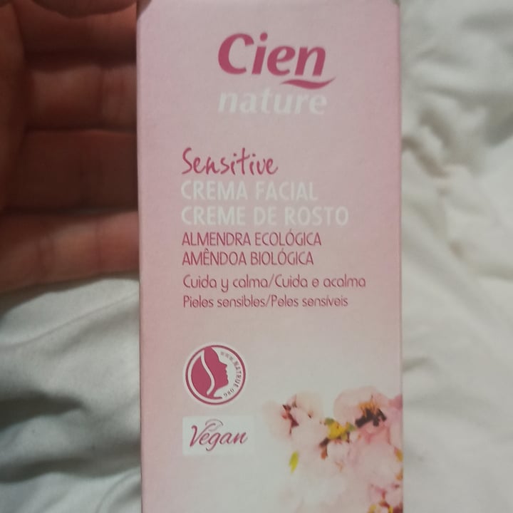 photo of Cien Crema pieles sensibles shared by @yasy on  06 Nov 2020 - review