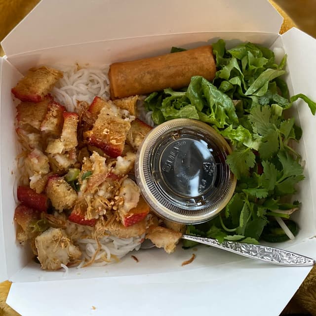 Foto do prato “Vegan Roasted Pork Belly Vermicelli”