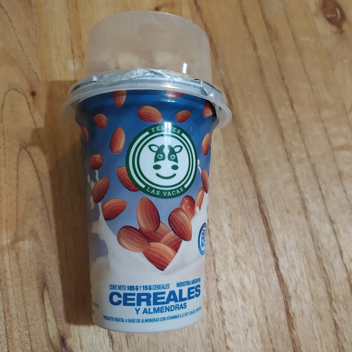 review photo of Felices Las Vacas Yogurt de Almendras con Cereales shared by @veganoporaccidente on 11 May 2022 - review