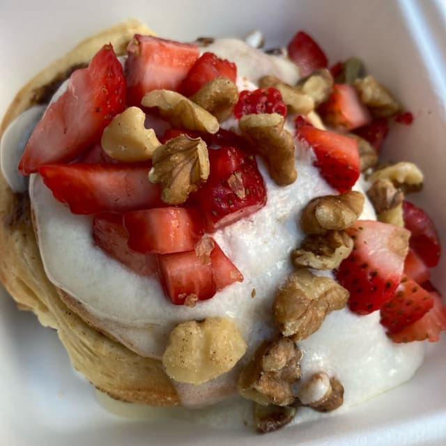 Foto do prato “Strawberries and cream cinnamon bun”