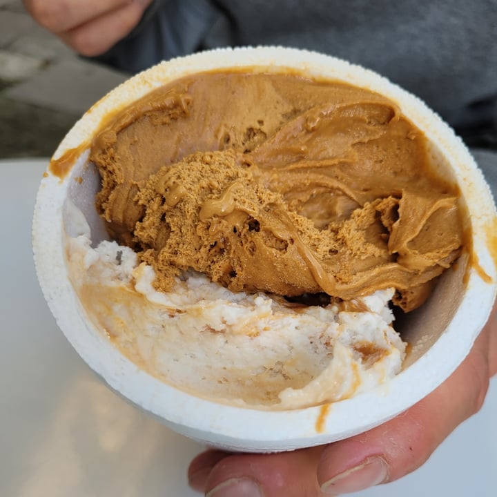 review photo of Ainara Helados Veganos coco y dulce de leche de almendras shared by @elielieli on 22 Sep 2021 - review