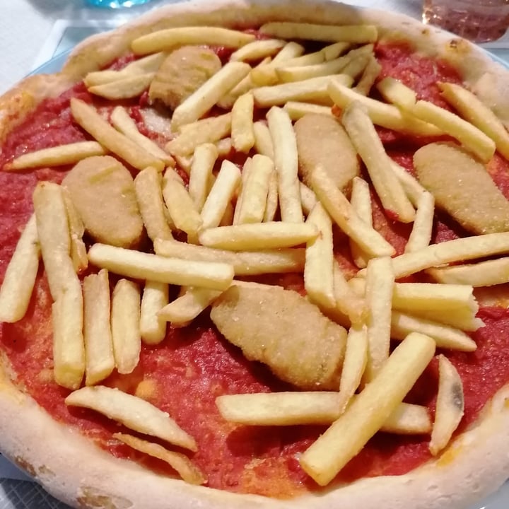 photo of Pomodoro E Basilico Pizza L'americana shared by @giulygreen on  18 Sep 2022 - review