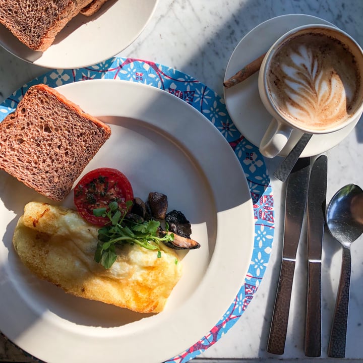 photo of COMO Uma Ubud Fluffy egg white omelette with kale, sautéed mushrooms and toasted tomatoes shared by @akm on  21 Jun 2018 - review