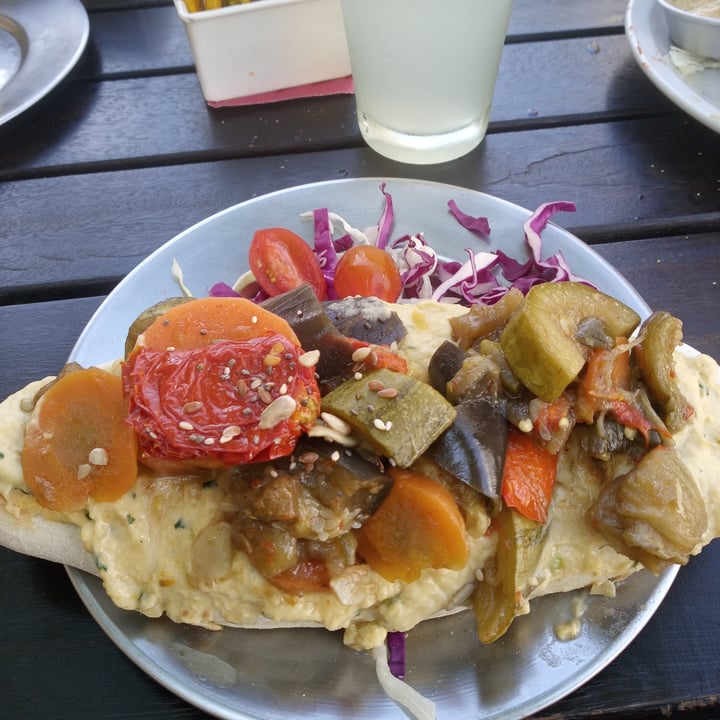 photo of El Banderín Tostón de pan de pizza con hummus y vegetales grillados shared by @settleforadraw on  15 Sep 2021 - review