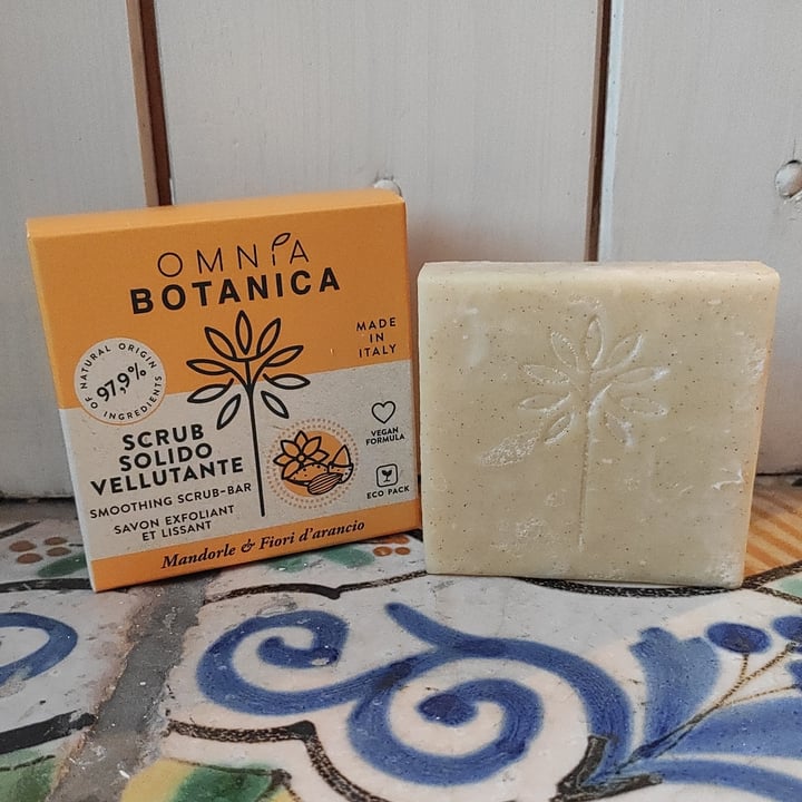 photo of Omnia Botanica Scrub Solido Vellutante Mandorle e Fiori d'Arancio shared by @daabit on  10 Aug 2021 - review