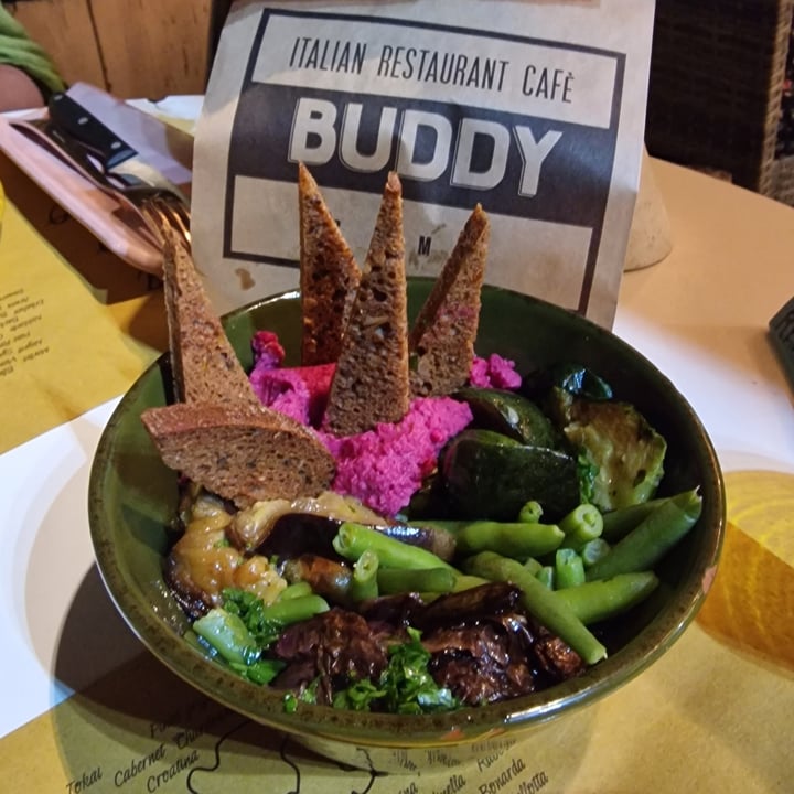 review photo of Buddy Italian Restaurant Cafè Hummus alla barbabietola con verdure di stagione cotte al forno e crostini di pane ai cereali shared by @veglisso on 28 Aug 2022 - review