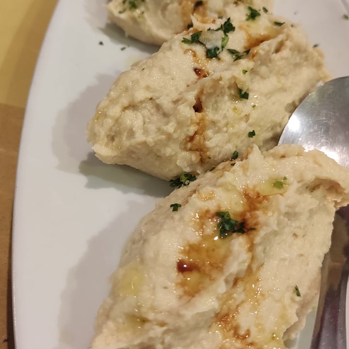 photo of Osteria Veggente Hummus Di Ceci Bio Con Focaccia Integrale shared by @vegetarianpics on  12 Jul 2022 - review