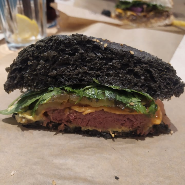photo of Veganum Black Burger shared by @rominaguch on  04 Nov 2021 - review