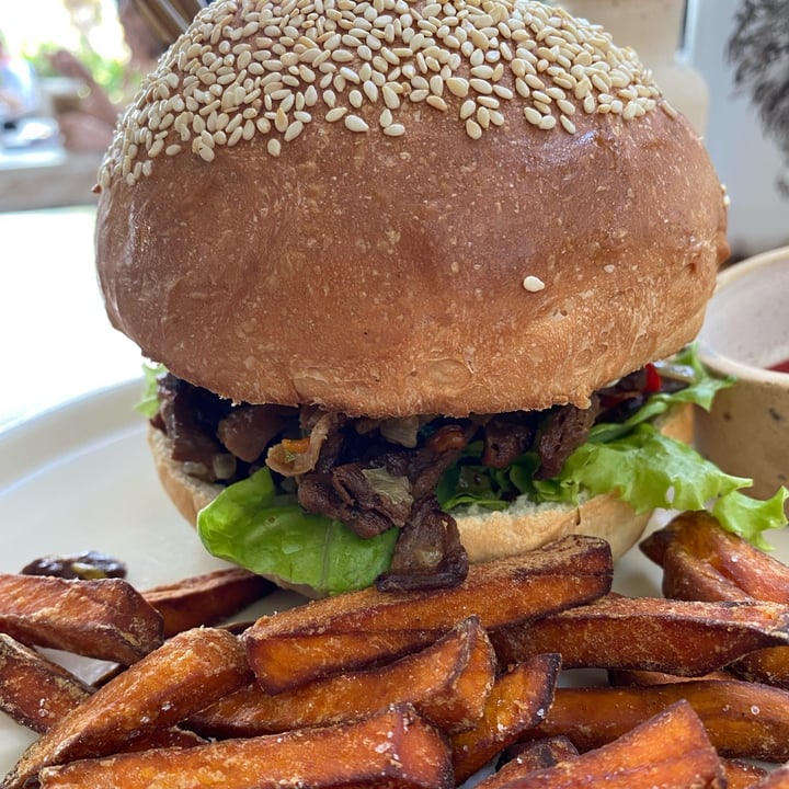 review photo of I Am Vegan Babe Cafe Hawaiian Classic shared by @chiaralof on 09 Sep 2022 - review