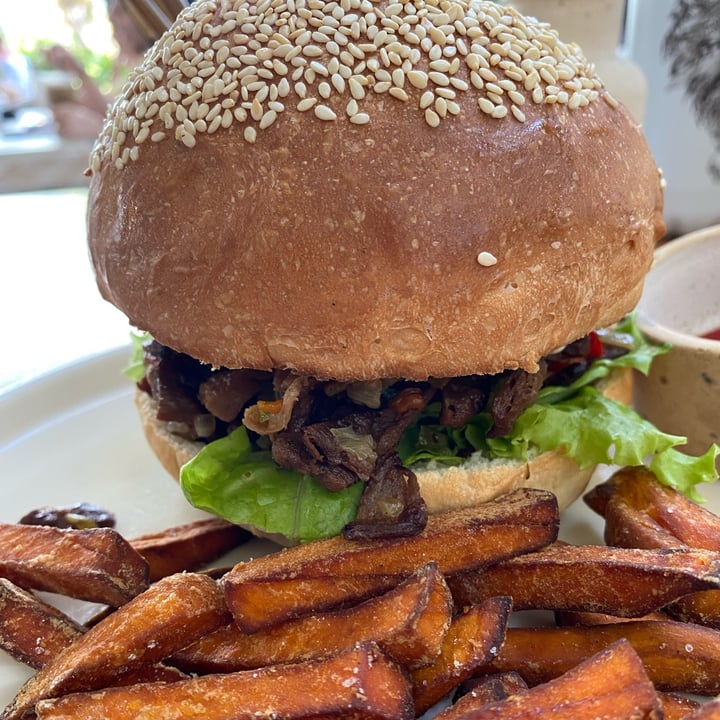 photo of I Am Vegan Babe Cafe Hawaiian Classic shared by @chiaralof on  09 Sep 2022 - review