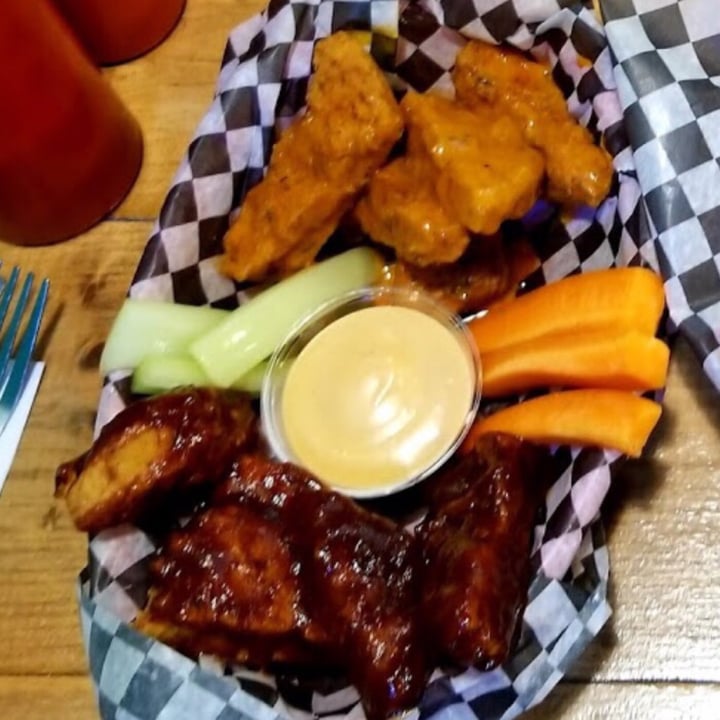 photo of The Hogtown Vegan Hot wings shared by @cynlennox on  05 Jun 2020 - review