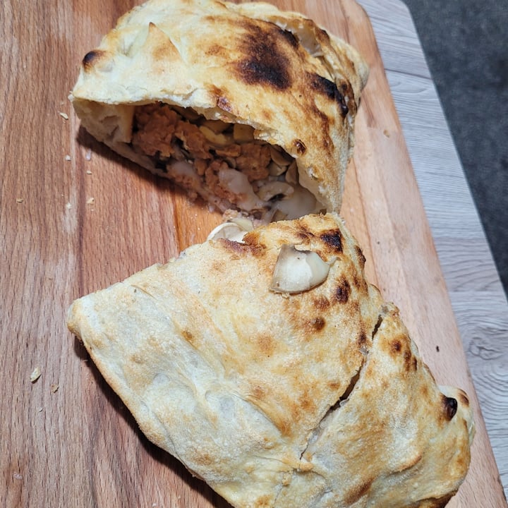 photo of Al Pachino Calzone funghi e salsiccia shared by @happens on  13 Jul 2022 - review