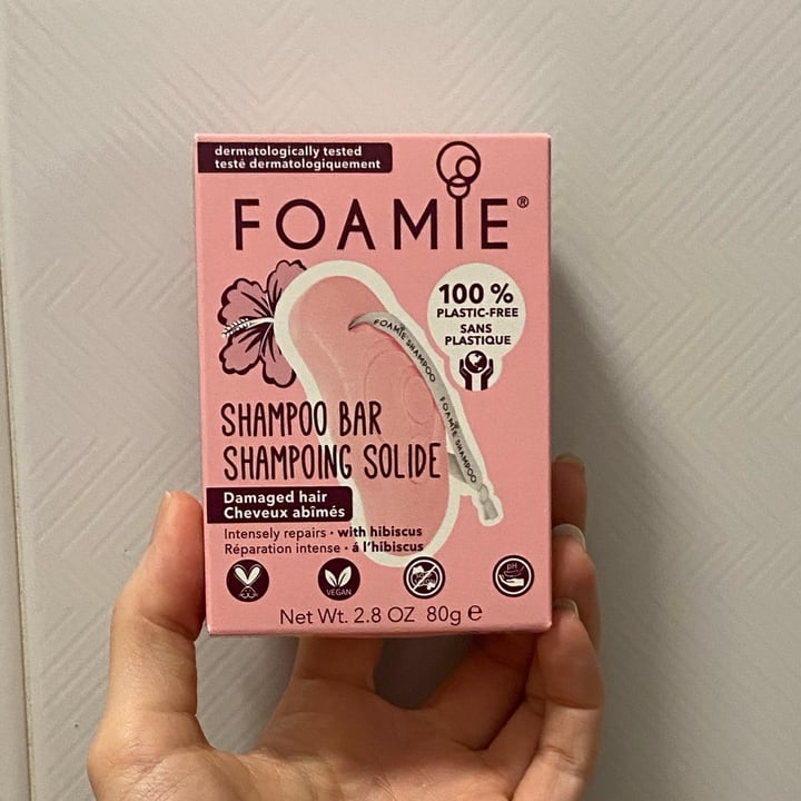 photo of Foamie  Shampoo solido con olio di ibisco per capelli secchi e danneggiati shared by @brenda90210 on  19 May 2022 - review