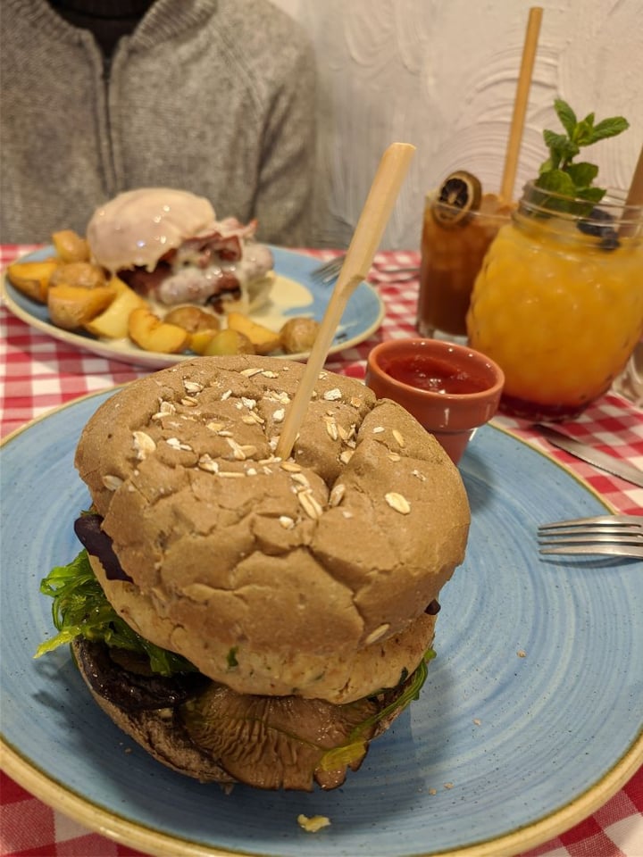 photo of Distrito Vegano La Asiática Burger shared by @brookebrooke on  25 Jan 2020 - review