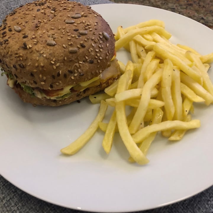 photo of The Fussy Vegan Beyond Cheese Burger shared by @gdemeillon on  20 Oct 2020 - review