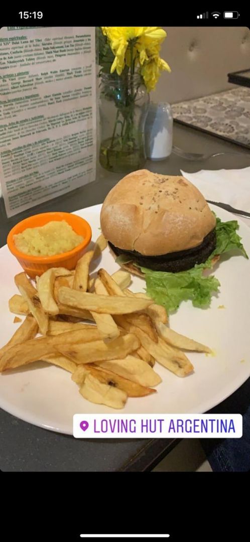 photo of Loving Hut Hamburguesa doble de hongos portobelos shared by @evelyn2292 on  02 Aug 2019 - review