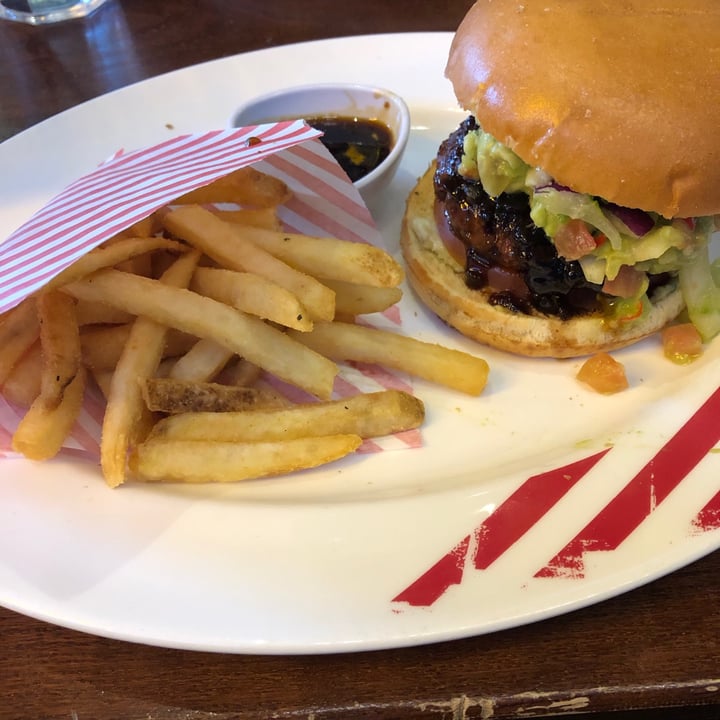photo of TGI Fridays Vegan burger shared by @earthlinglucy on  29 Oct 2020 - review