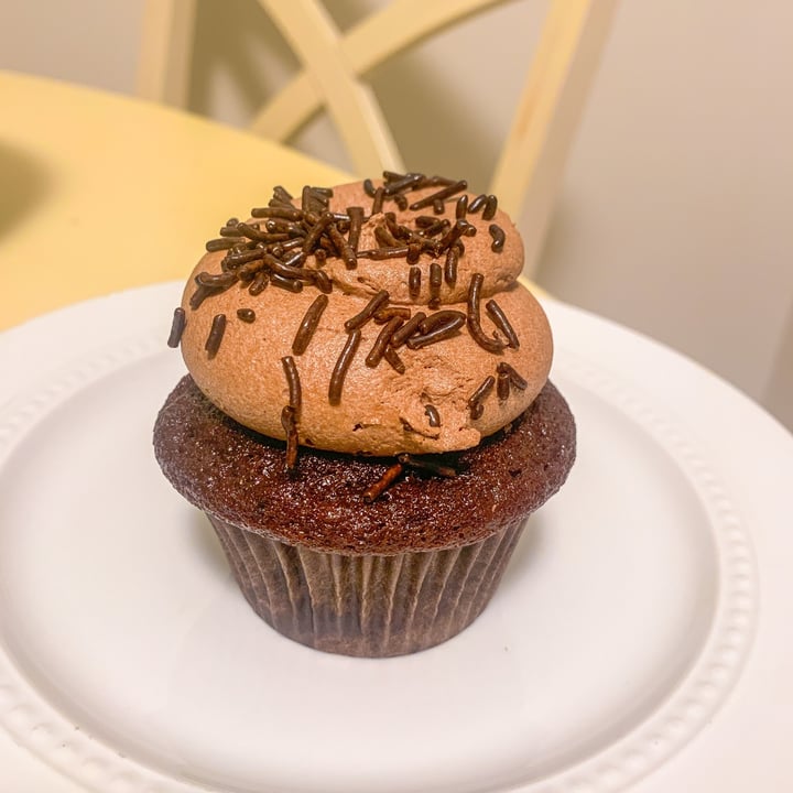 photo of Dutch's Double Chocolate Cupcake shared by @jordaneatsplants on  01 Jul 2021 - review