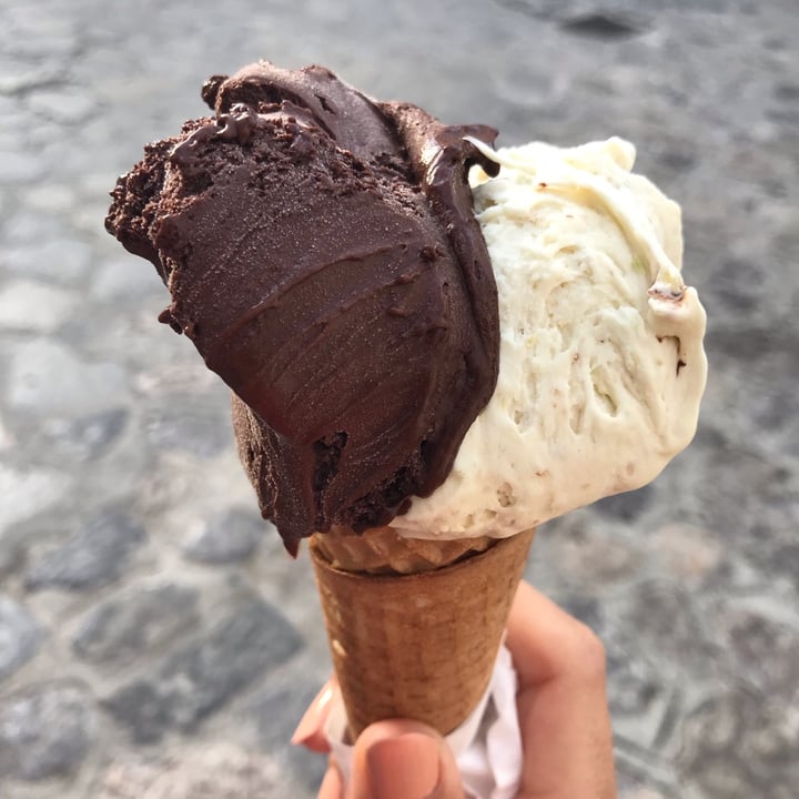 photo of Baffone Gelateria Artigianale Gelato cioccolato fondente e fichi shared by @nisidamasullo on  07 Sep 2022 - review