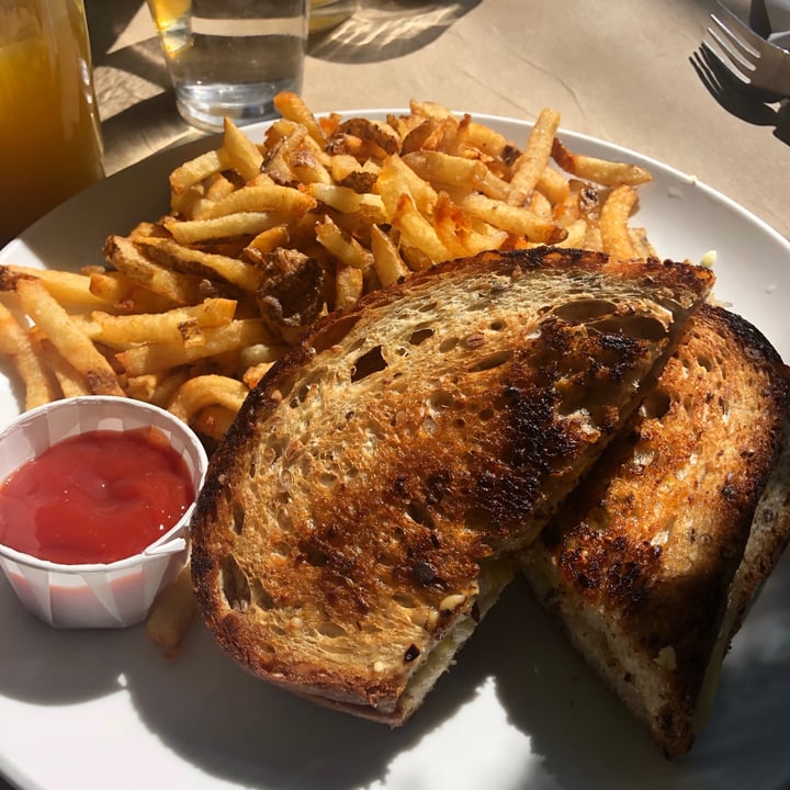 photo of Handlebar Grilled Cheese shared by @veganintheham on  21 Mar 2021 - review