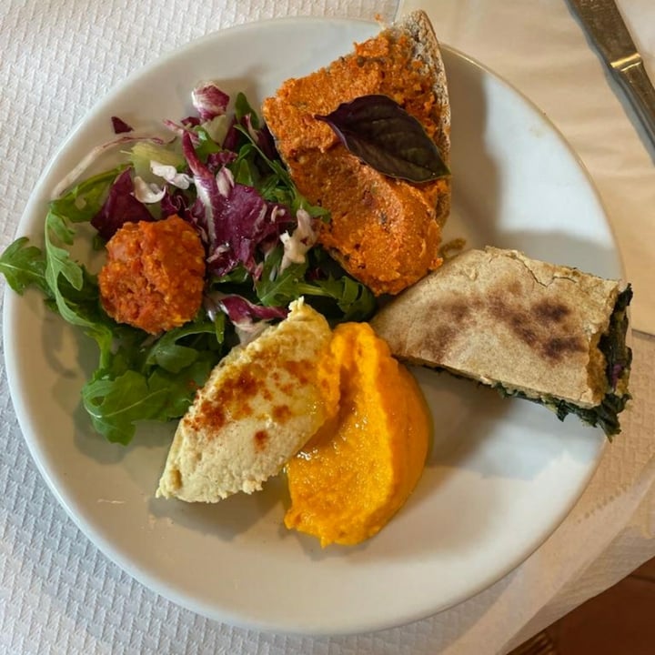 review photo of Torre Colombaia Antipasto Vegano shared by @solemichela on 04 Sep 2022 - review