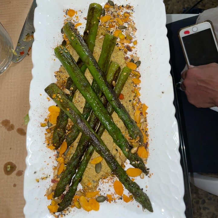 photo of Pulse (Vegan-Vegetarian) Asparagi su letto di hummus di pistacchio shared by @rebb on  17 Aug 2022 - review