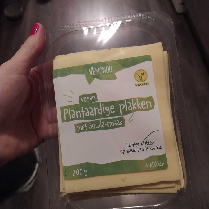 review photo of Vemondo Vegan plantaardige plakken met gouda smaak shared by @viqui17 on 03 Dec 2021 - review