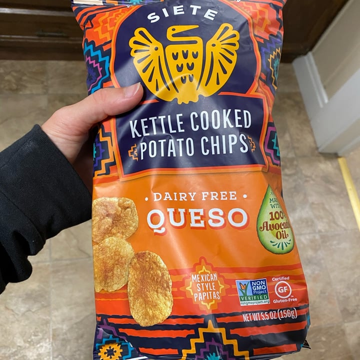 photo of Siete Family Foods Kettle Cooked Dairy Free Queso Potato Chips shared by @curvycarbivore on  12 Oct 2022 - review