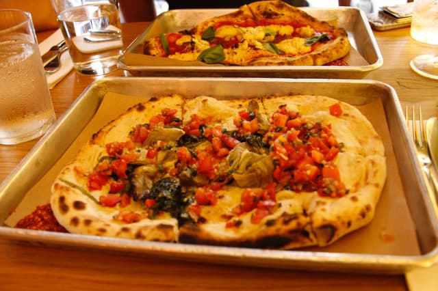 菜肴“Creamy Artichoke Pizza”的照片