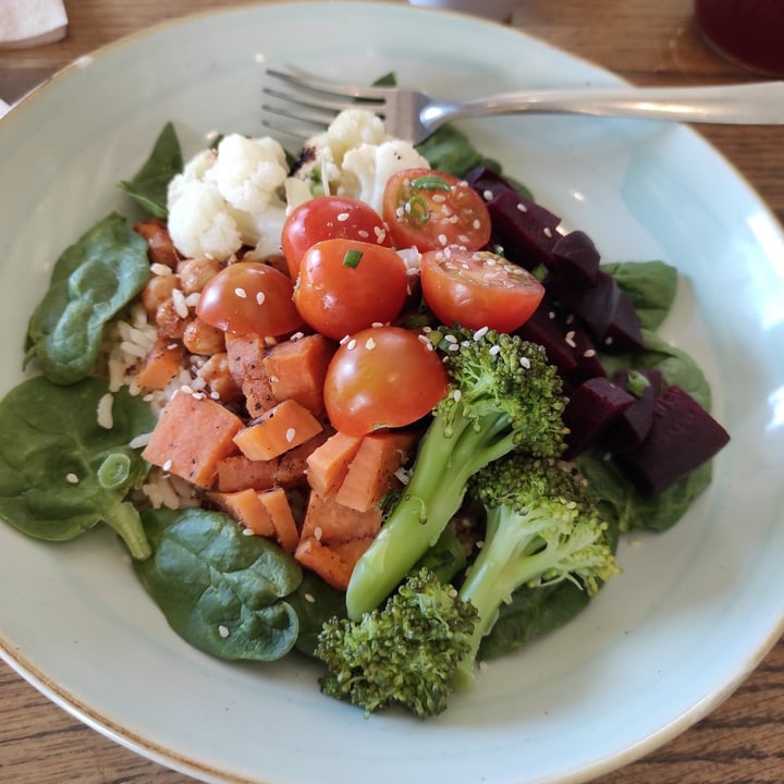 photo of Super Salads Vegan Bowl shared by @nitaav2 on  24 Jun 2022 - review