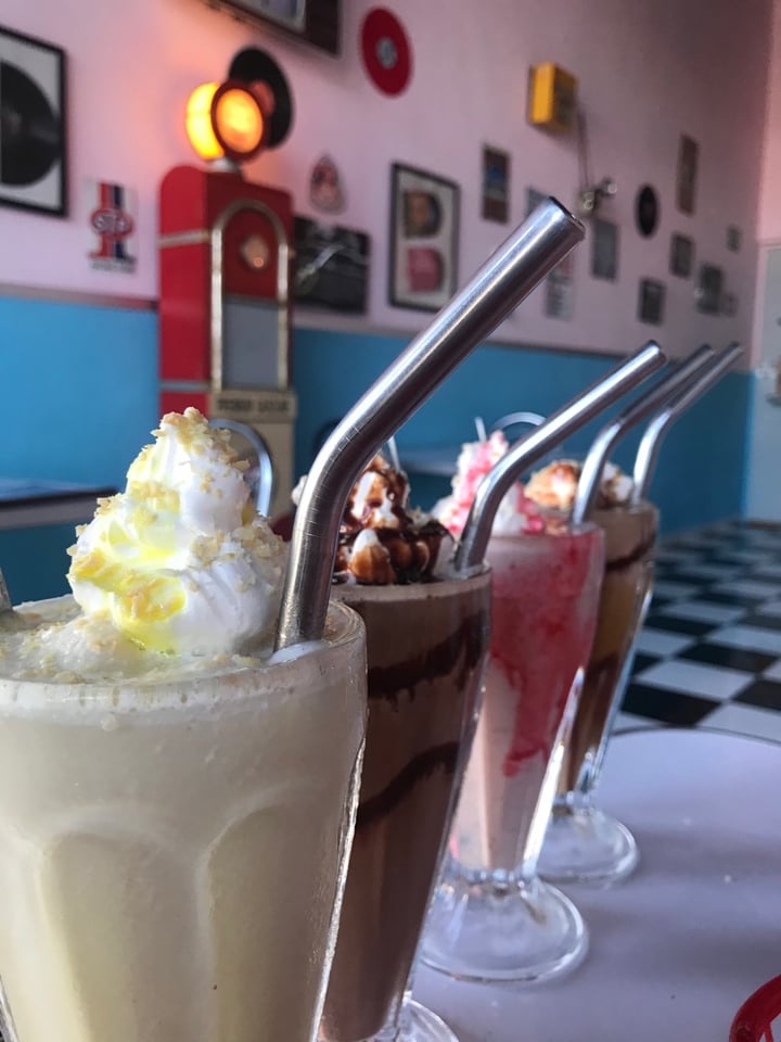 review photo of COMET 984 - 50's Diner Home-made Snickers Milkshake shared by @julietasphotos on 14 Mar 2020 - review