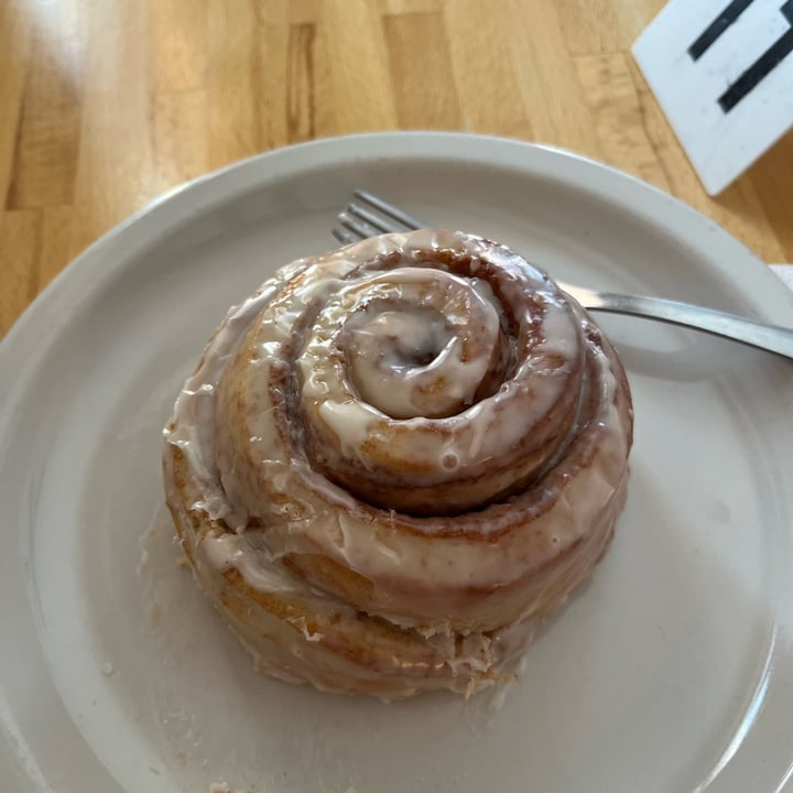 photo of Vegan East Cinnamon roll shared by @dianna on  01 May 2022 - review