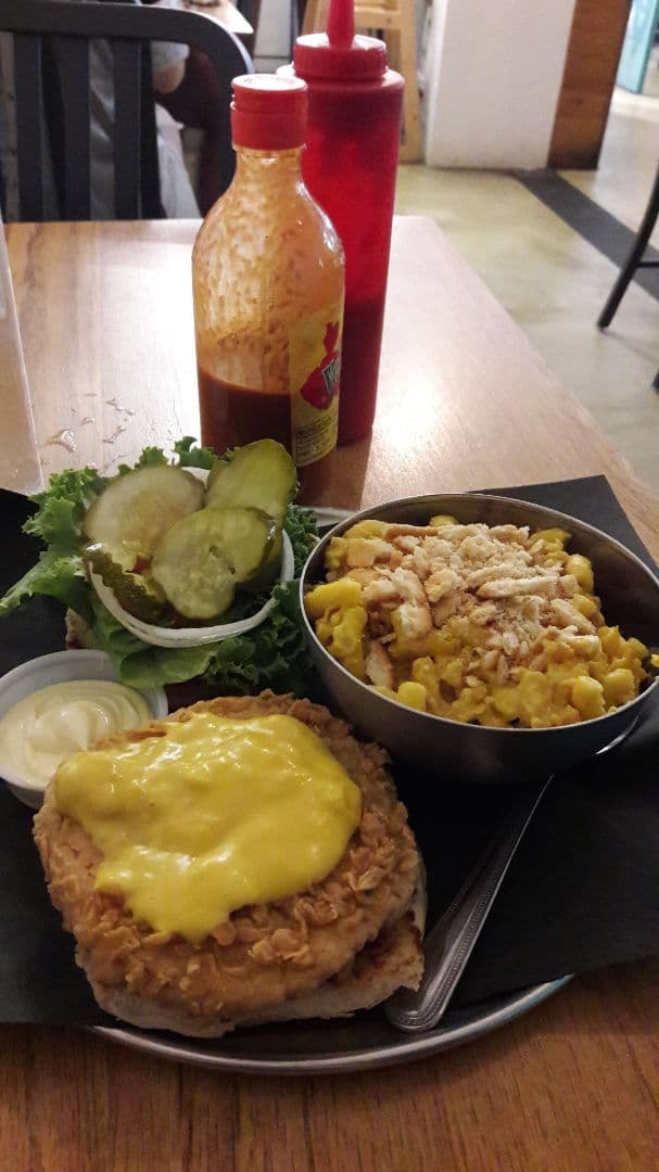 Photo of the dish “Crispy Chicken Burger with side dish mac & cheese”