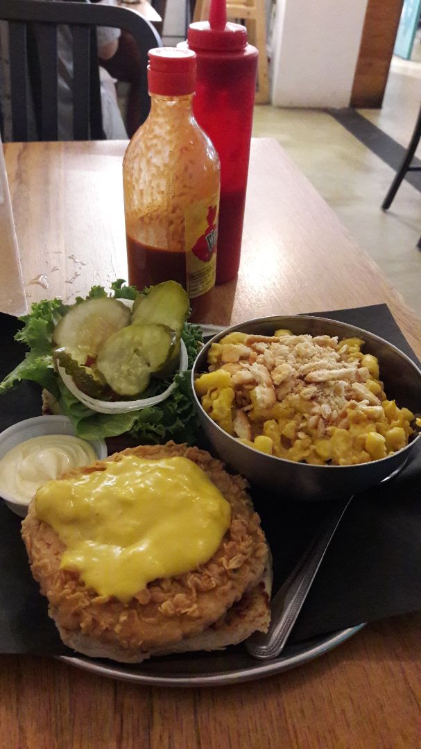 photo of Doomie's Crispy Chicken Burger with side dish mac & cheese shared by @henroosterlover83 on  31 Jul 2019 - review