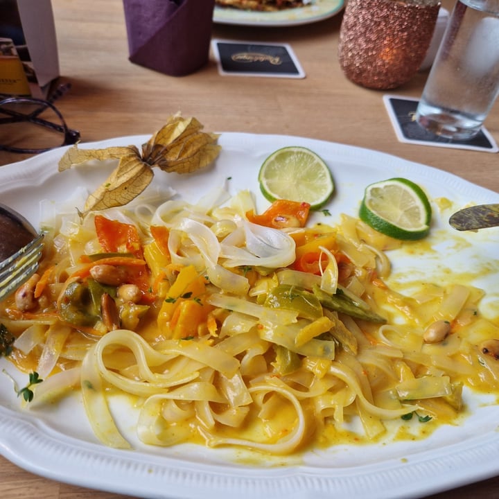 photo of Hotel Ettrich's & Restaurant Pikantes veganes Thai Curry shared by @kirsten123 on  13 Sep 2022 - review