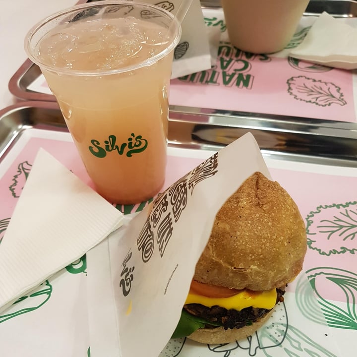 review photo of Silvi's Hamburguesa Ultimate Cheezeburger shared by @beckweigmoure on 19 Aug 2022 - review