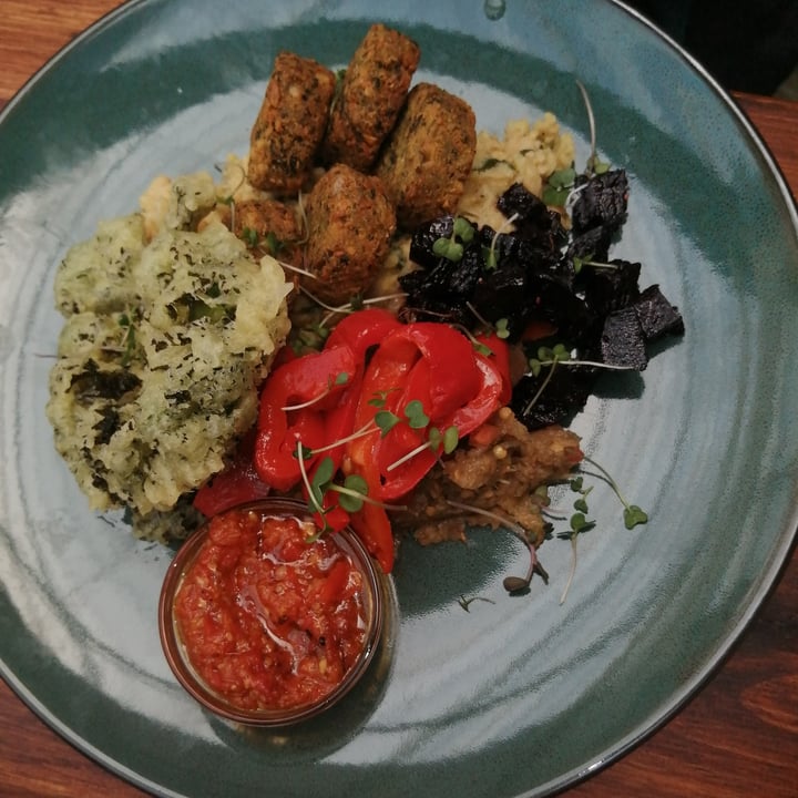photo of Infinite Café Plant-Powered Kitchen Falafel bowl shared by @nickyv on  13 Oct 2021 - review