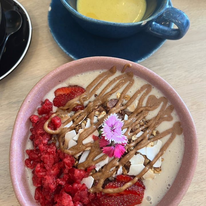 photo of Lexi's Healthy Eatery Caramel Crack smoothie bowl shared by @samjaytay on  02 Mar 2022 - review