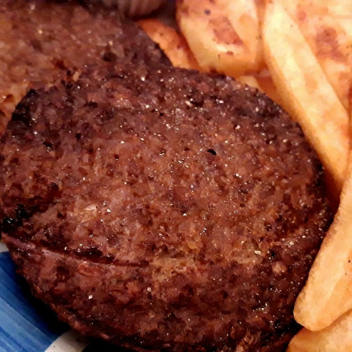 photo of Linda McCartney's Vegetarian 1/4 LB Burgers shared by @govganjackson on  10 Apr 2021 - review