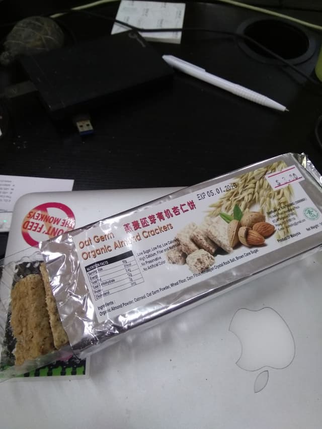 Foto do prato “Oat germ organic almond crackers”