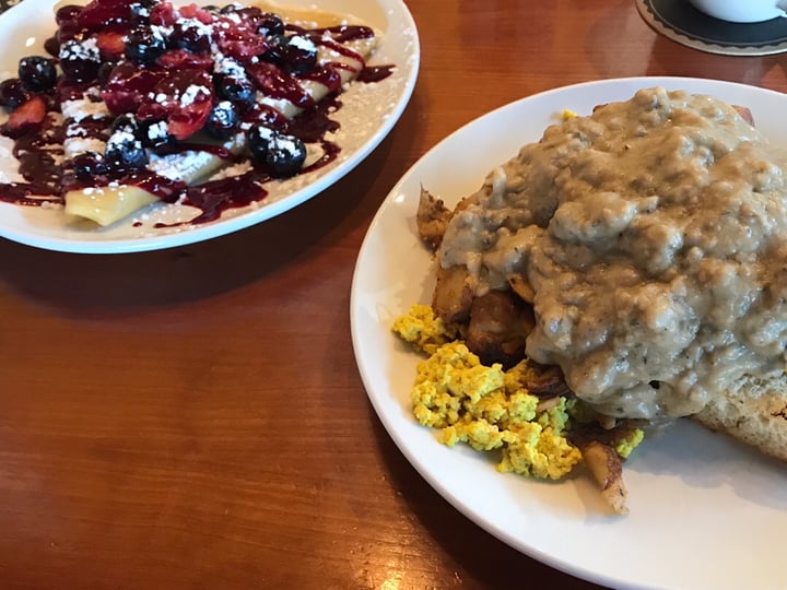 photo of Rooster Vegan Slinger with sausage gravy & tofu scramble shared by @moonlily on  19 Mar 2019 - review