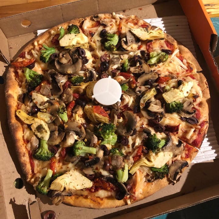 review photo of Pizza Pizza Cauliflowers pizza with vegan cheese shared by @malakaijinto on 25 Dec 2020 - review