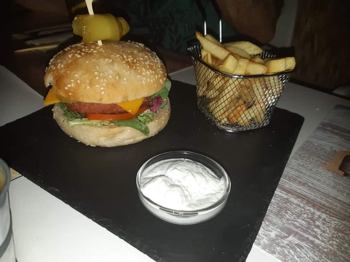 photo of my lola vegan food Burger shared by @mimivi on  30 Aug 2019 - review