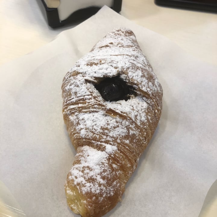 review photo of Bar Dolcezza di Cuscunà Temistocle Cornetto al cioccolato shared by @salvatore on 18 Jul 2022 - review